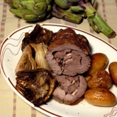 Jehněčí roláda s pečenými artyčoky, fenyklem a brambory