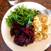 Medový salát s červenou řepou a quinoou