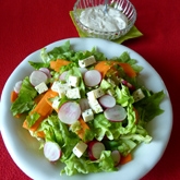Ředkvičkový salát s plísňovým sýrem